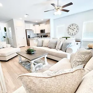 https://shadow-lake-luxury.panamacity-beachhotels.com